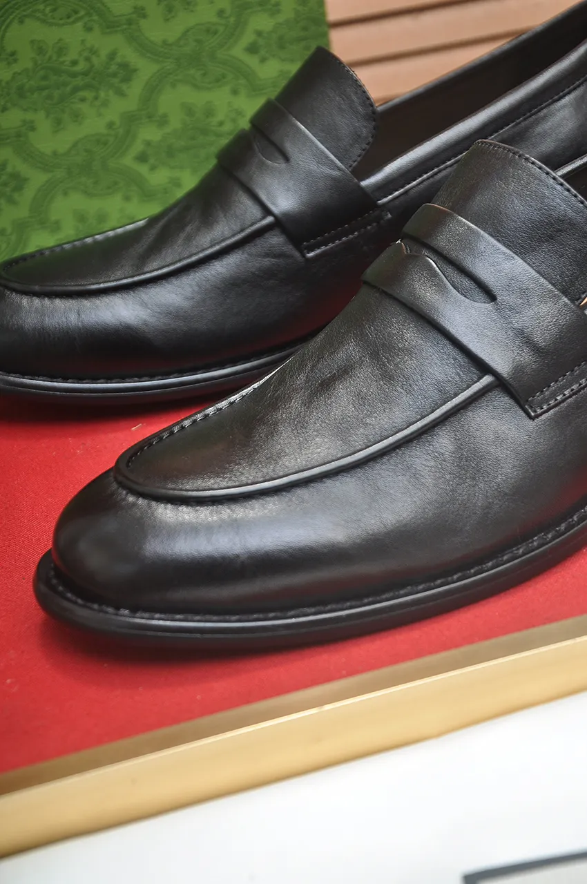 Men's shoes 💰580💶 Brand: GUCCI (Gucci) Standard code: Men's code 38/44 (45 can be customized) Grade: Same as the official website Original quality Material: Original cowhide Water-dyed cowhide lining Original rubber outsole Style category: Men's fashionable casual leather shoes Distinguished big-name luxury elements Top luxury Color: Actual picture